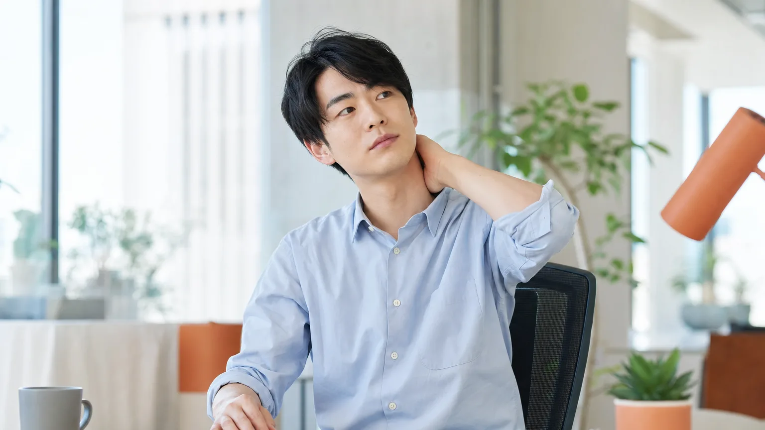 デスクワークの頭痛は「首肩を鍛える」と減る｜西新宿の緊張型頭痛と運動の科学
