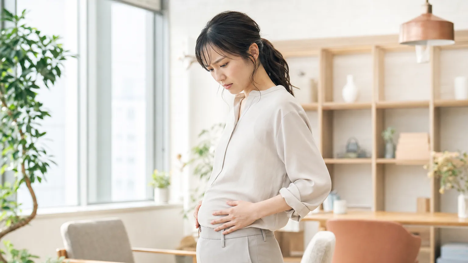 痩せているのにぽっこりお腹？西新宿のデスクワークと腹圧の科学