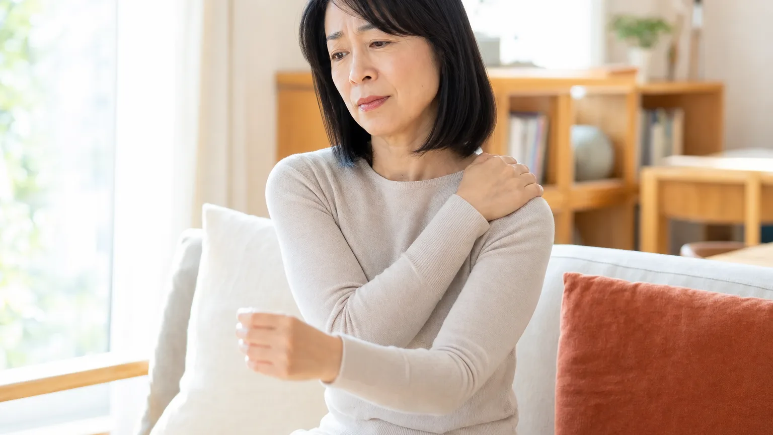 五十肩（四十肩）は動かしていい？｜時期で正解が変わる運動を北浦和で解説