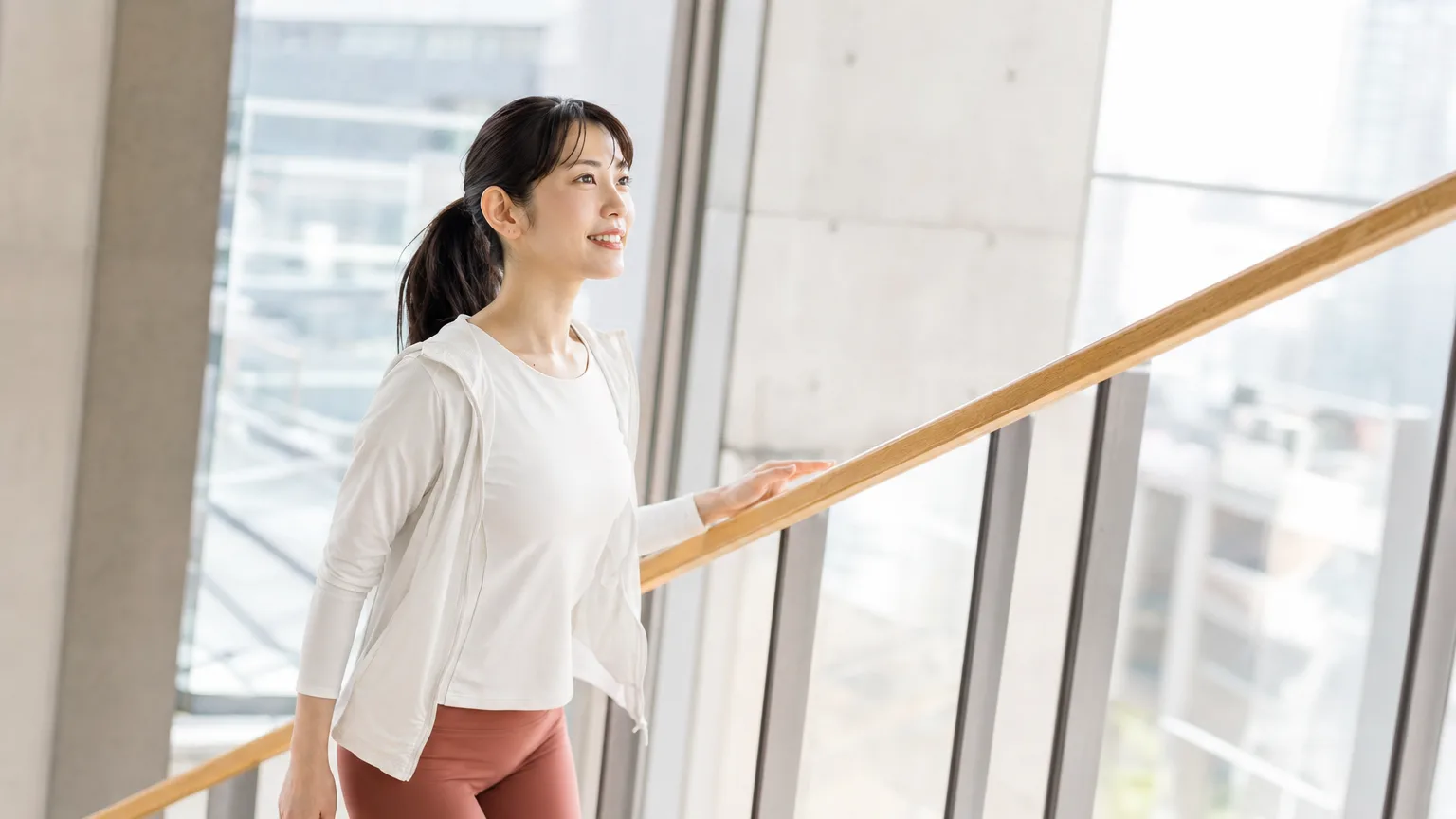 西新宿で「階段で息切れ」する人へ｜落ちた体力は戻せるのか、科学で検証
