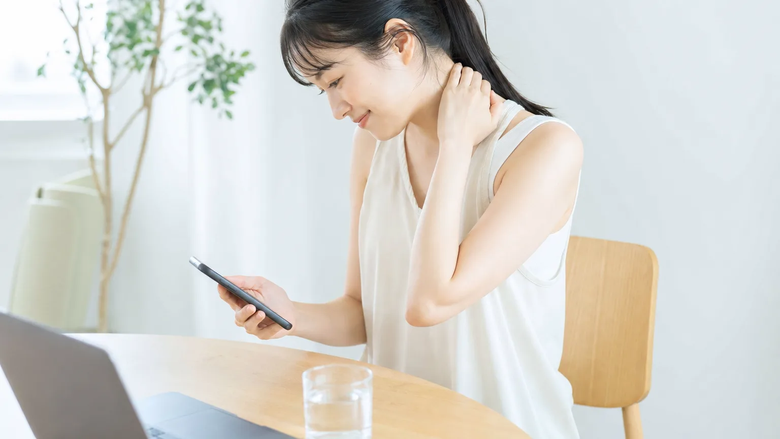 西新宿で増える「スマホ首」｜ストレートネックは運動で戻せるのか、科学で検証