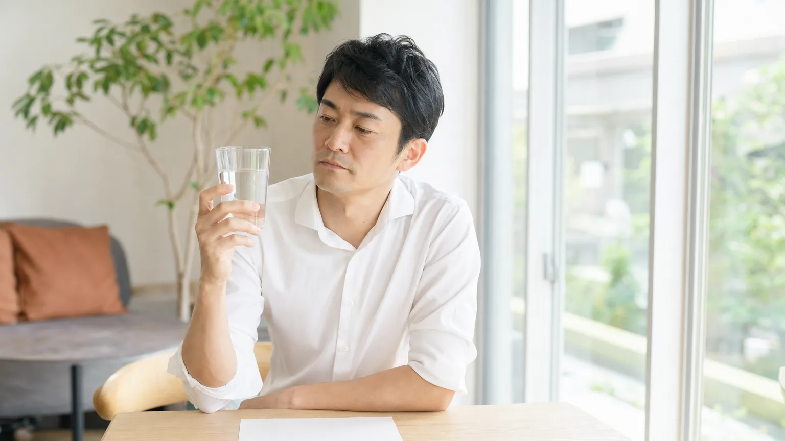 都庁前の健診で尿酸値が高いと出たら｜運動と痛風予防の科学